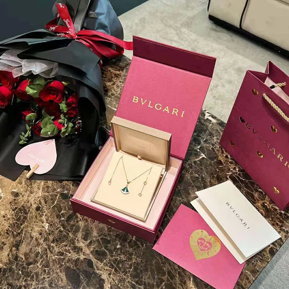 Bvlgari DIVAS' DREAM Necklace in 18 KT Rose Gold with Pendant Set for Women in Green Bvlgari DIVAS' DREAM Necklace in 18 KT Rose Gold with Pendant Set for Women in Green