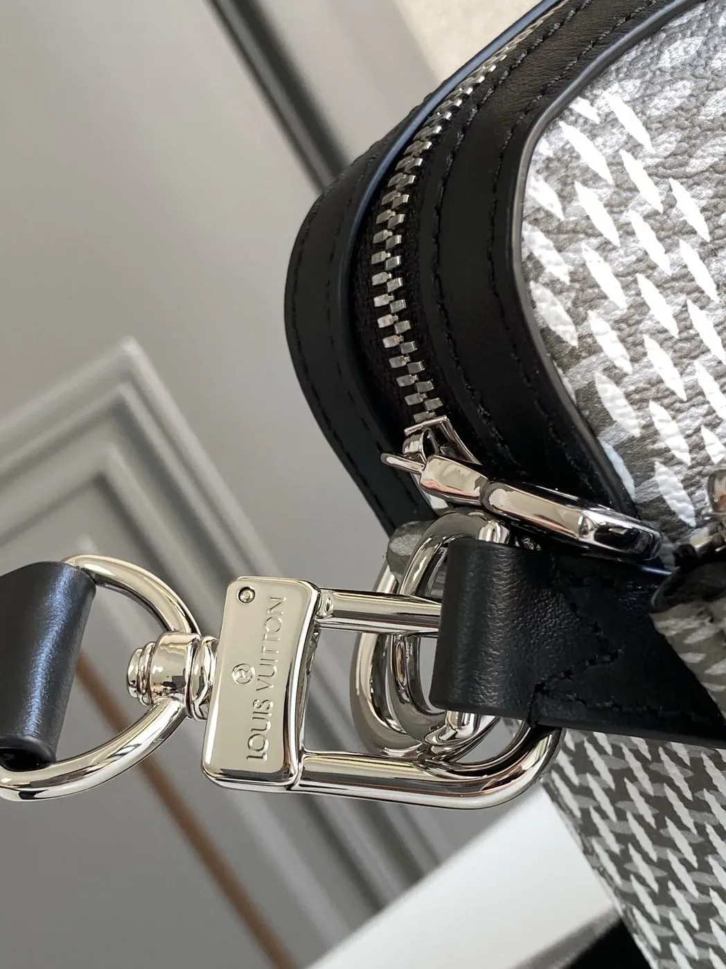 Louis Vuitton Trio Messenger Damier Graphite Plaster Louis Vuitton Trio Messenger Damier Graphite Plaster