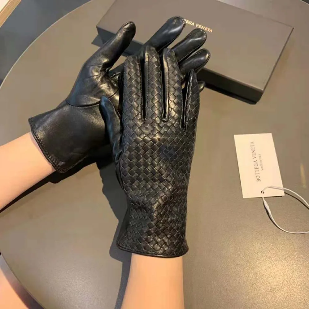 Bottega Veneta Intrecciato Leather Gloves for Women in Black Bottega Veneta Intrecciato Leather Gloves for Women in Black