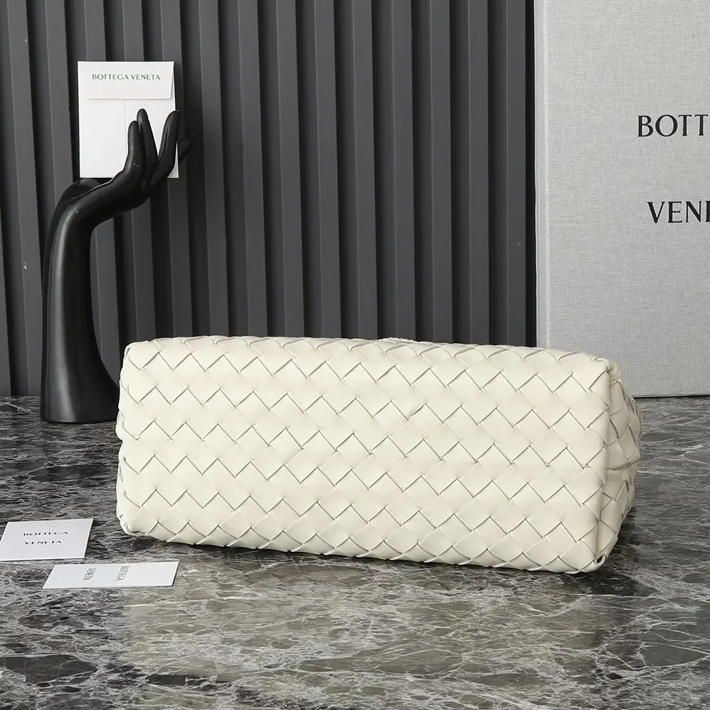 Bottega Veneta Medium Andiamo in Supple Intrecciato Leather for Women in White