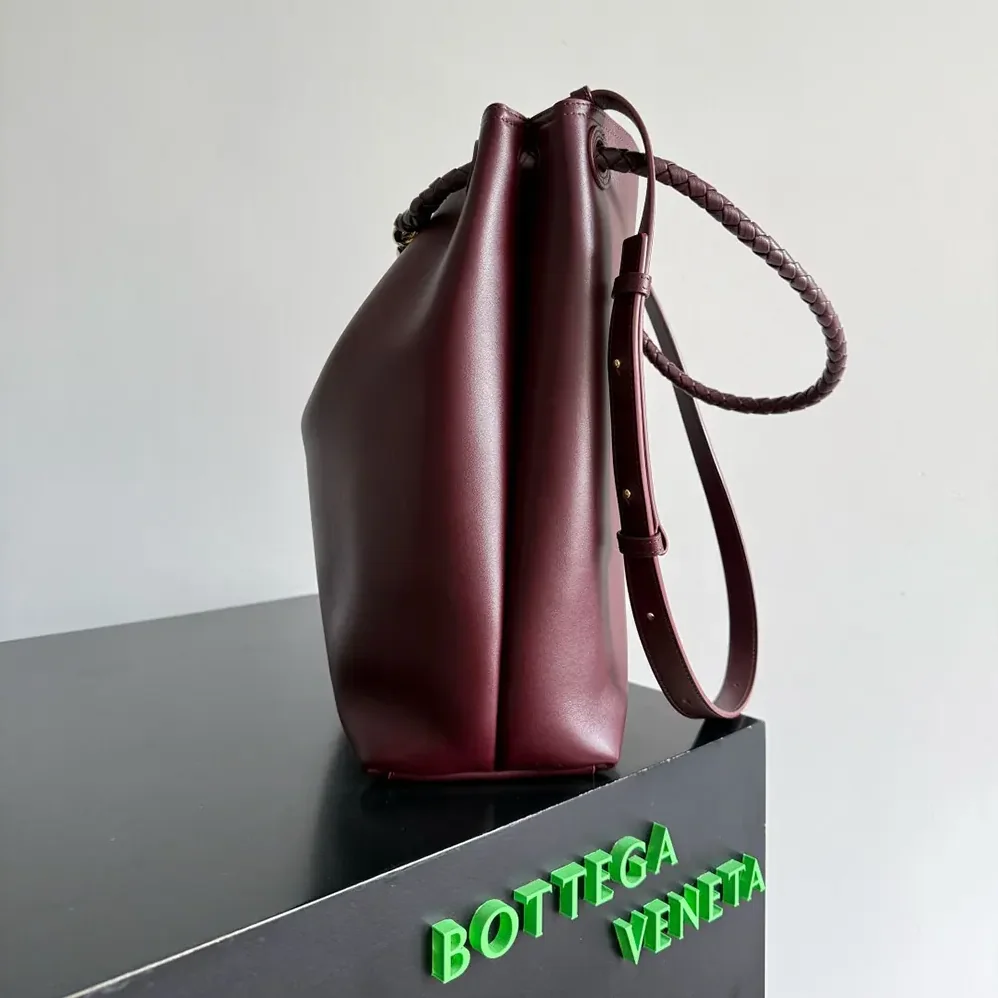 Bottega Veneta Andiamo Bucket in Silky Calf Leather for Women in Maroon