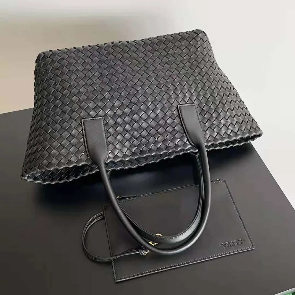Bottega Veneta Medium Cabat Leather Tote Bag with Detachable Strap for Women in Black