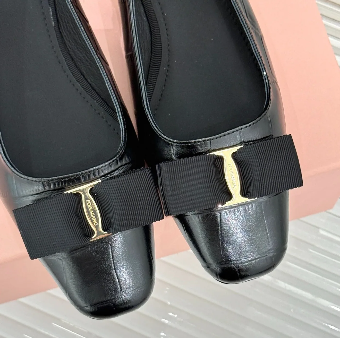 Ferragamo Varina Iconic Bow Slingback Black 01J702 Ferragamo Varina Iconic Bow Slingback Black 01J702