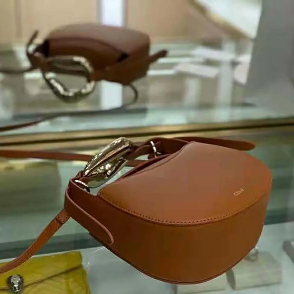 Chloe Kiss Small Purse in Small Grain Calfskin for Women in Brown