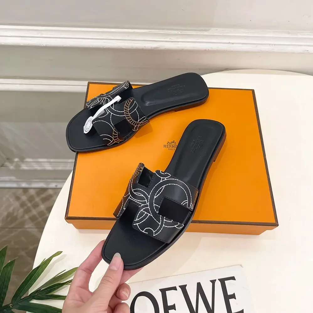 Hermes Oran sandal in “Panoplie Equestre” Embroidered Calfskin for Women in Black Hermes Oran sandal in “Panoplie Equestre” Embroidered Calfskin for Women in Black