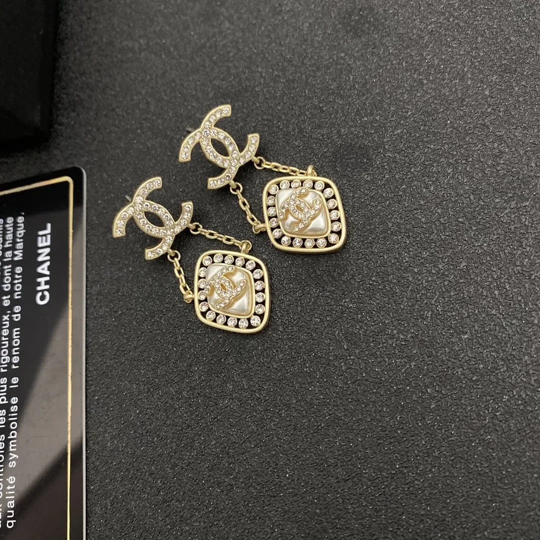 Chanel Small Twinkle Stone Border Rhombus Earrings Gold Tone Chanel Small Twinkle Stone Border Rhombus Earrings Gold Tone