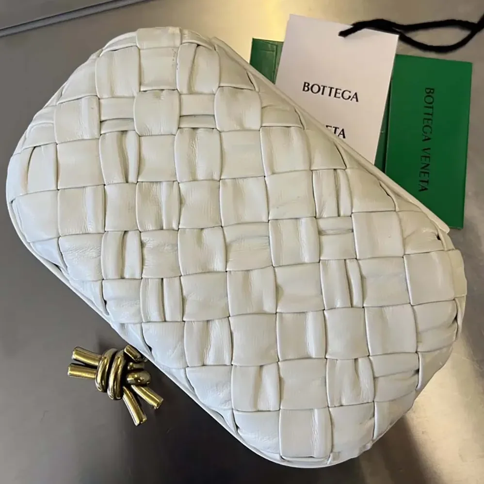 Bottega Veneta Knot Minaudière Clutch in Calfskin Leather for Women in White Bottega Veneta Knot Minaudière Clutch in Calfskin Leather for Women in White