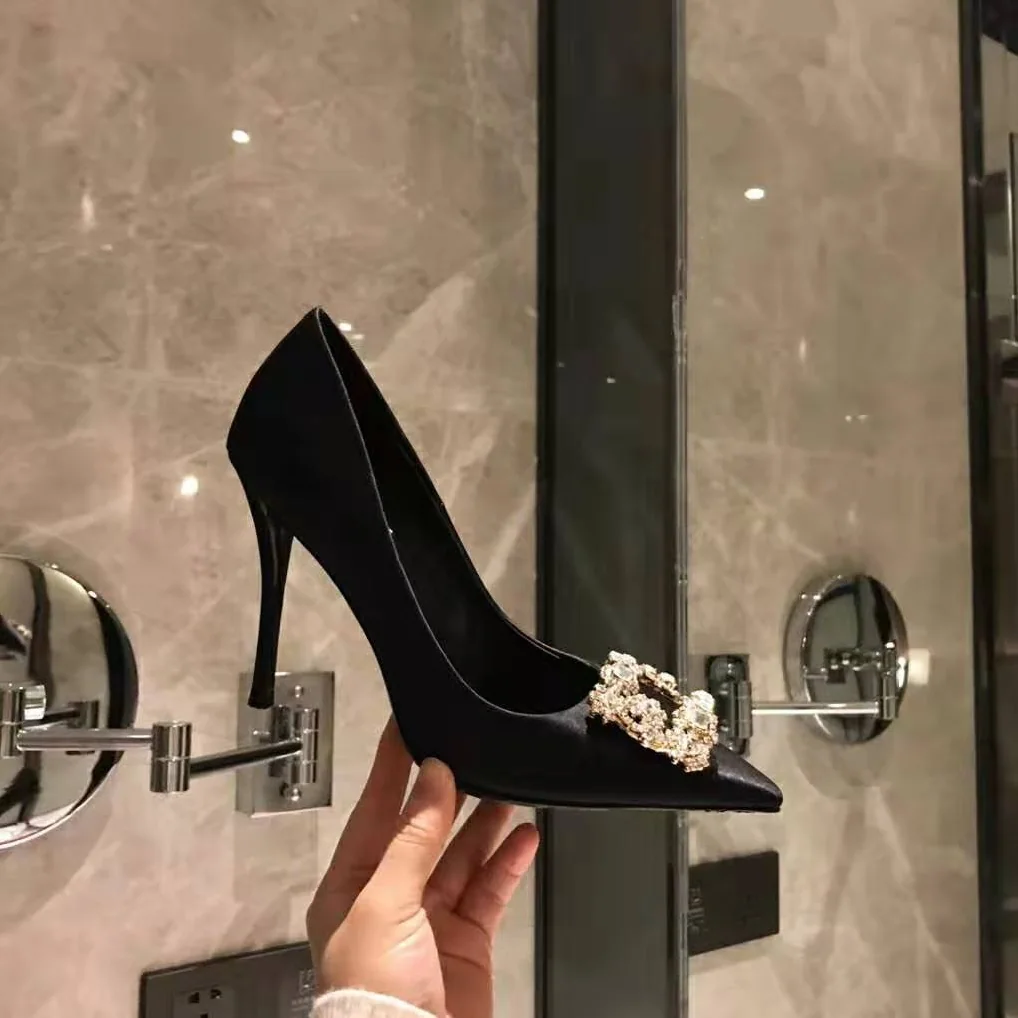 Roger Vivier Flower Strass Buckle Pumps 10.2 cm Heel for Women in Black Roger Vivier Flower Strass Buckle Pumps 10.2 cm Heel for Women in Black