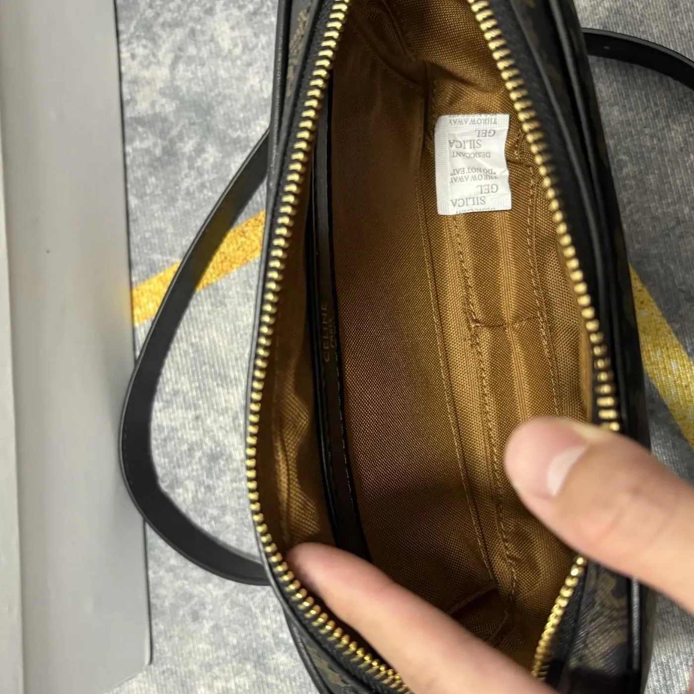 Celine Medium Messenger Bag Black / .38OG
