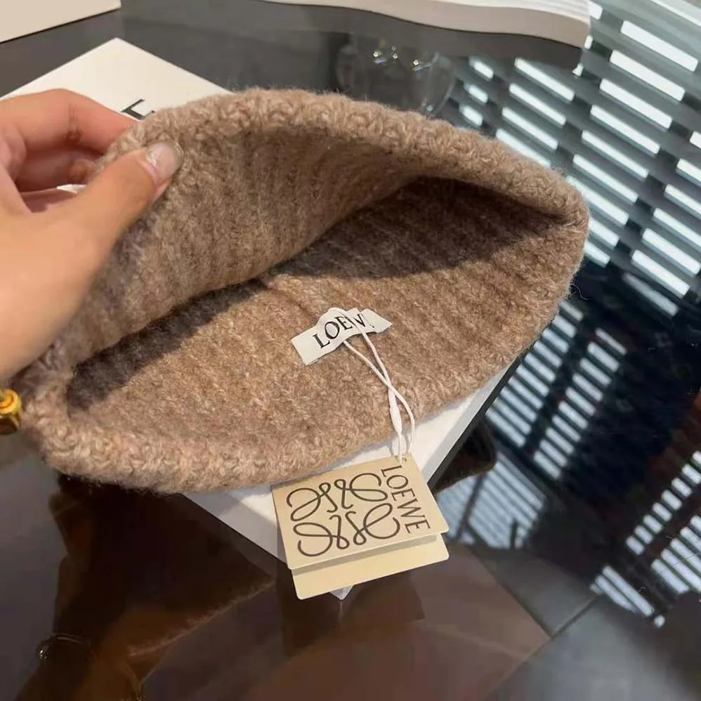 Loewe LOEWE Beanie in Wool for Unisex in Beige Loewe LOEWE Beanie in Wool for Unisex in Beige