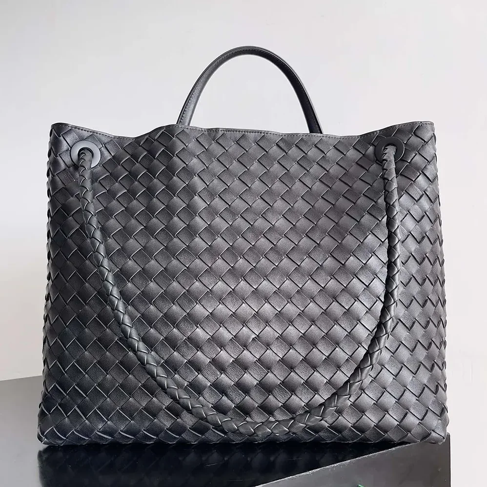 Bottega Veneta Large Andiamo in Lambskin Leather for Women in Black/Silver