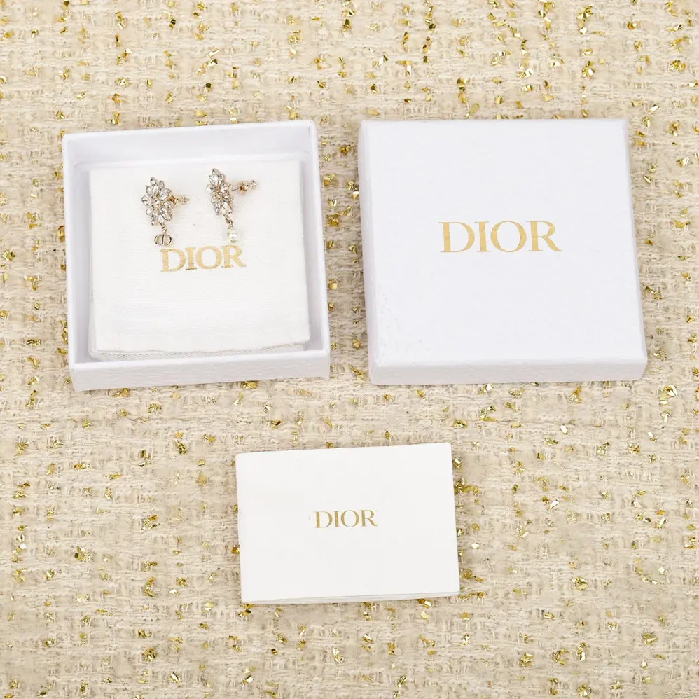 Dior Fleur de Glace Earrings Pale Gold-Finish Metal with White Resin Pearl for Women Dior Fleur de Glace Earrings Pale Gold-Finish Metal with White Resin Pearl for Women