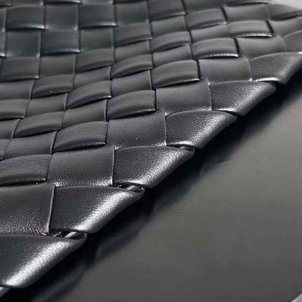 Bottega Veneta Small Cobble Messenger in Calfskin Leather for Unisex in Black Bottega Veneta Small Cobble Messenger in Calfskin Leather for Unisex in Black