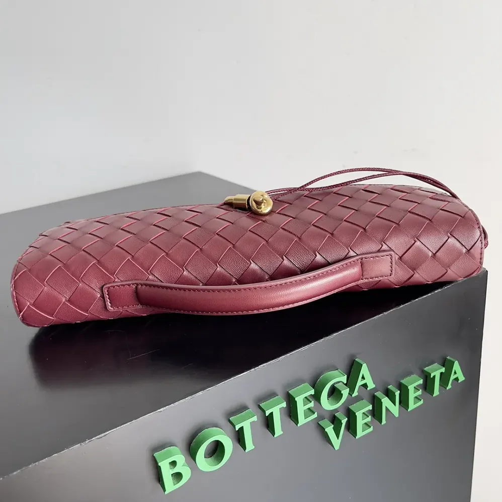 Bottega Veneta Andiamo Clutch in Supple Intrecciato Leather for Women in Barolo