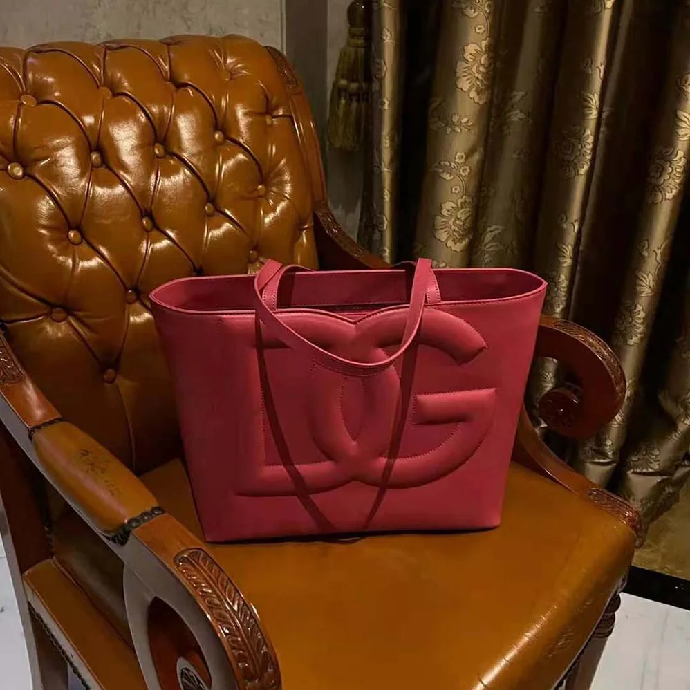 Dolce Gabbana D&G Small Calfskin DG Logo Bag Shopper for Women in Pink Dolce Gabbana D&G Small Calfskin DG Logo Bag Shopper for Women in Pink