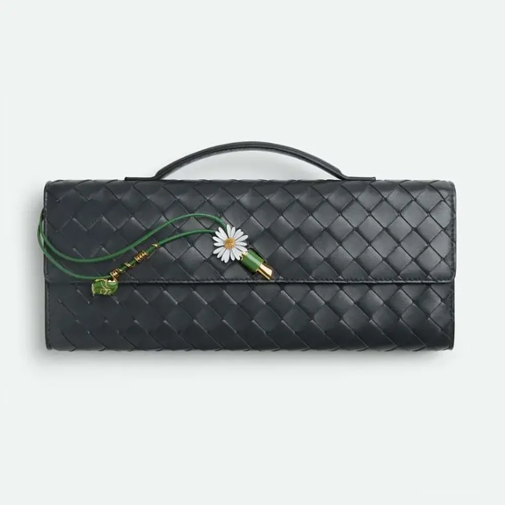 Bottega Veneta Andiamo Clutch in Calf Leather for Women Bottega Veneta Andiamo Clutch in Calf Leather for Women