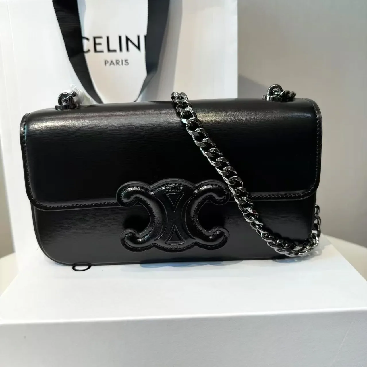 Chain Shoulder Bag Triomphe In Shiny Black / .38NO Chain Shoulder Bag Triomphe In Shiny Black / .38NO