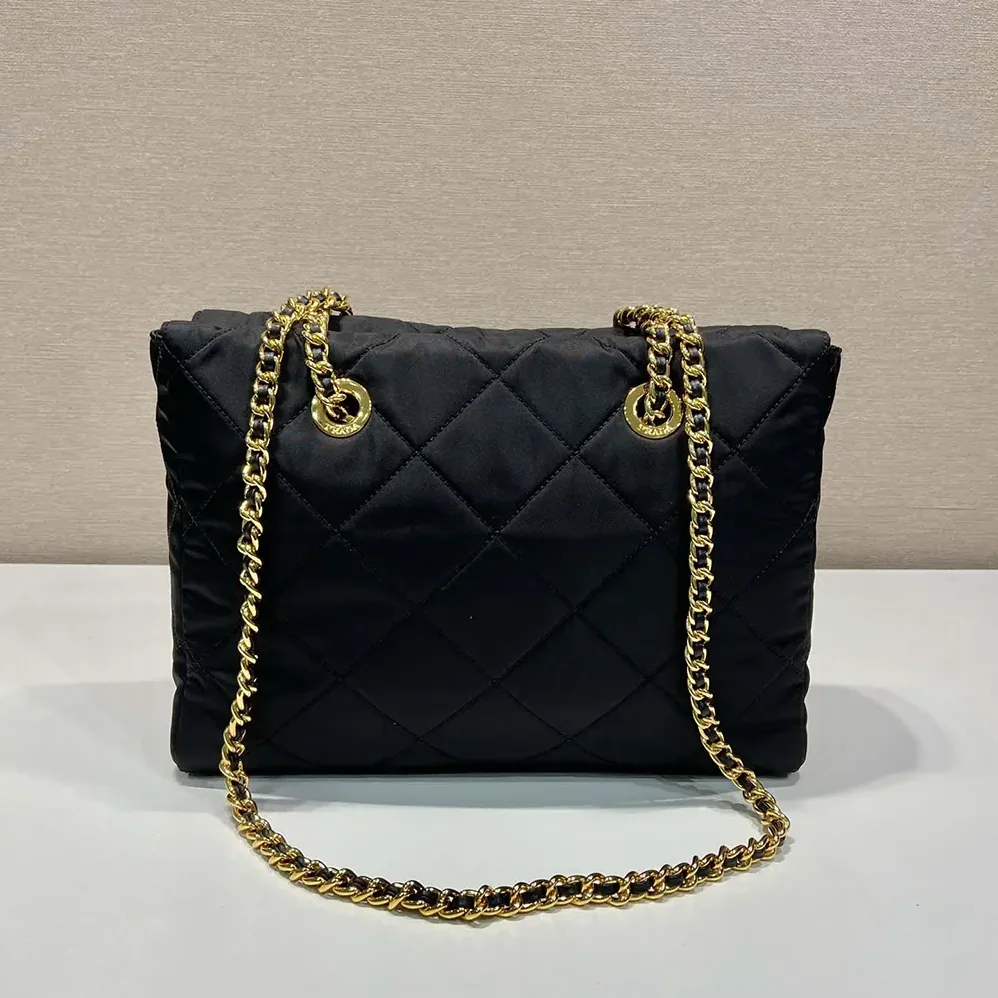 Prada Prada Re-Edition 1995 Chaîne Medium Re-Nylon Tote Bag for Women in Black Prada Prada Re-Edition 1995 Chaîne Medium Re-Nylon Tote Bag for Women in Black