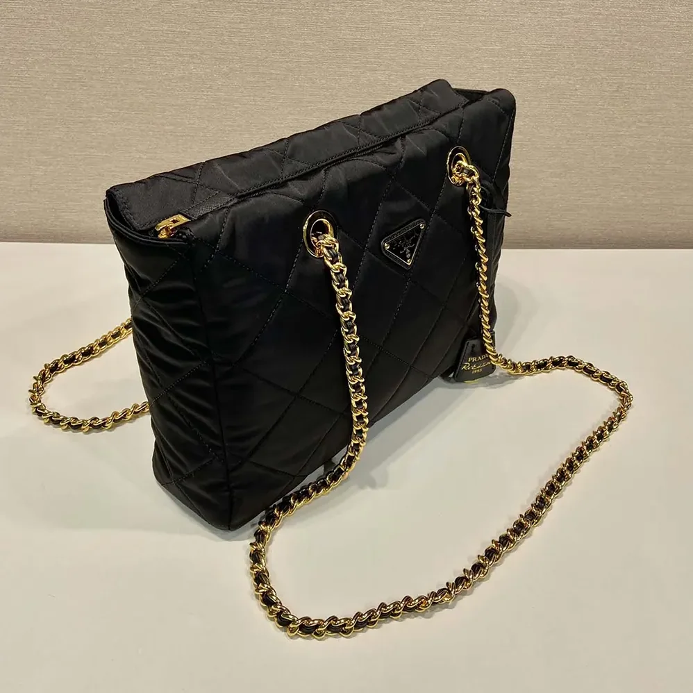Prada Prada Re-Edition 1995 Chaîne Medium Re-Nylon Tote Bag for Women in Black Prada Prada Re-Edition 1995 Chaîne Medium Re-Nylon Tote Bag for Women in Black