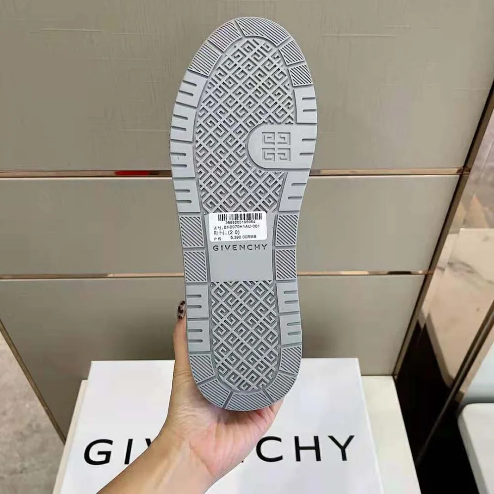 Givenchy G4 Sneakers in Leather for Men in Silver Givenchy G4 Sneakers in Leather for Men in Silver