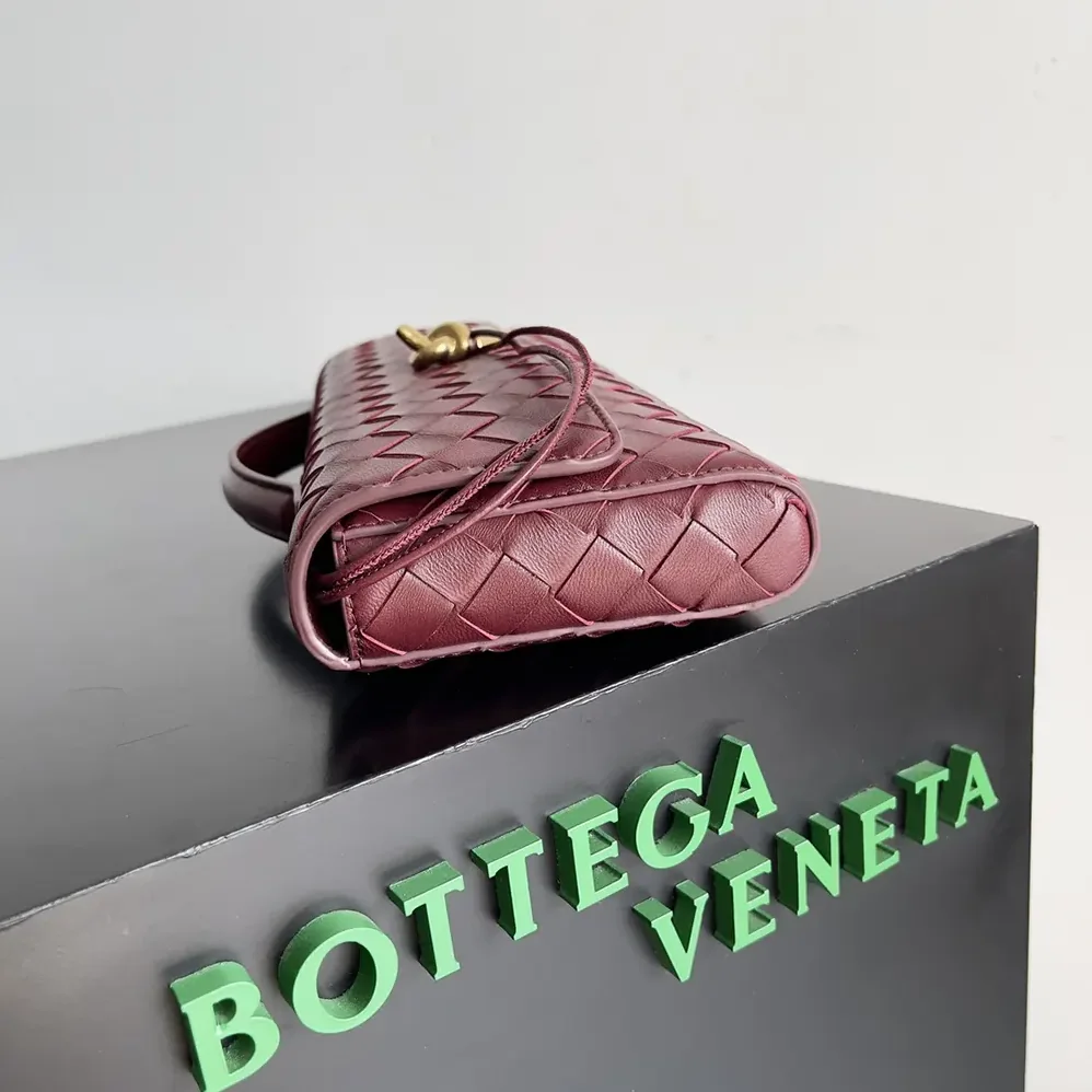 Bottega Veneta Andiamo Clutch in Supple Intrecciato Leather for Women in Barolo