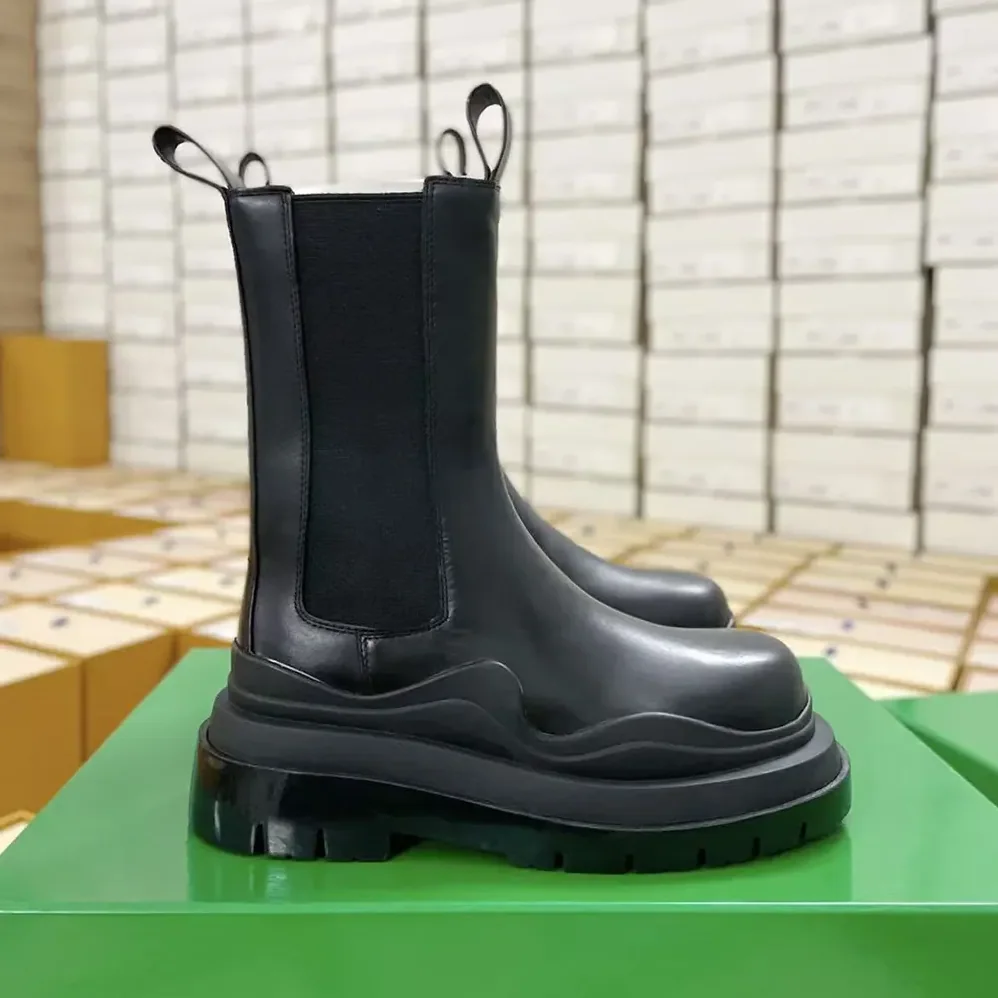 Bottega Veneta Tire Chelsea Boot in Calfskin Leather for Unisex in Black Bottega Veneta Tire Chelsea Boot in Calfskin Leather for Unisex in Black