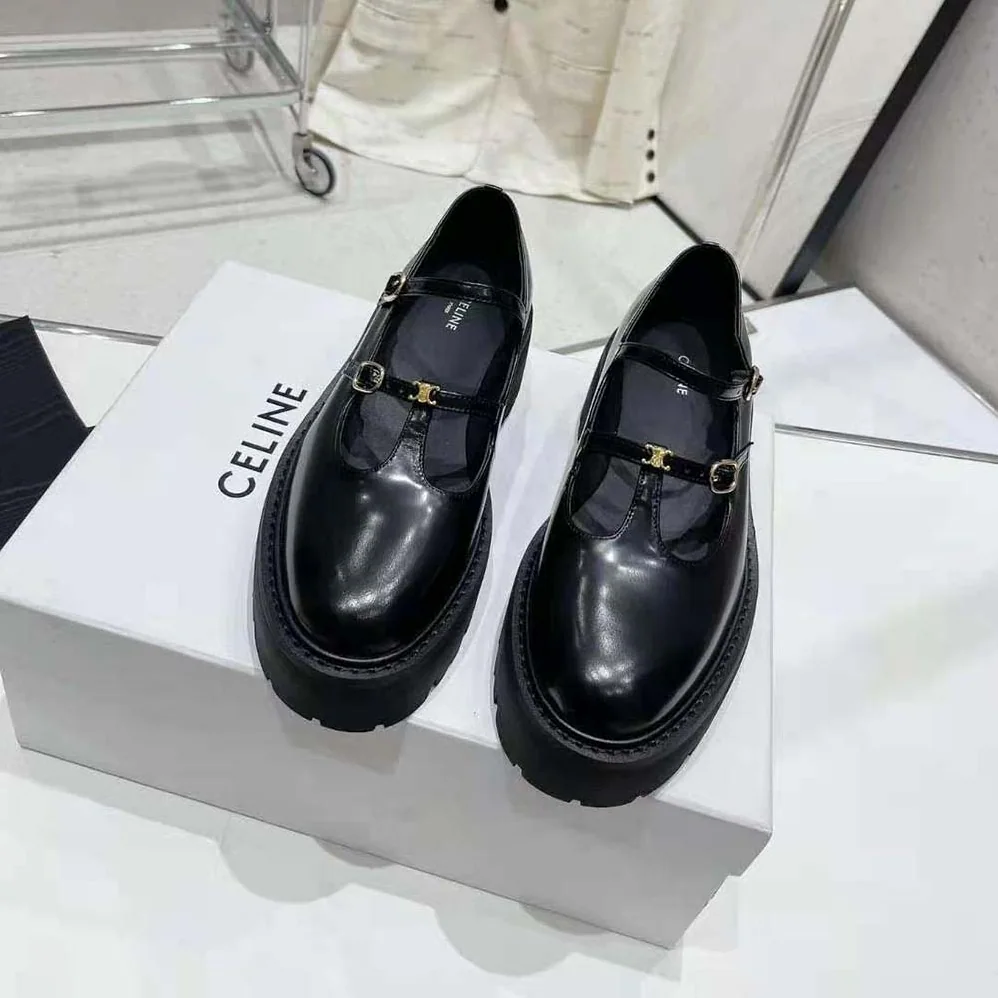 Celine Bulky Babies Triomphe in Polished Bull for Women in Black Celine Bulky Babies Triomphe in Polished Bull for Women in Black