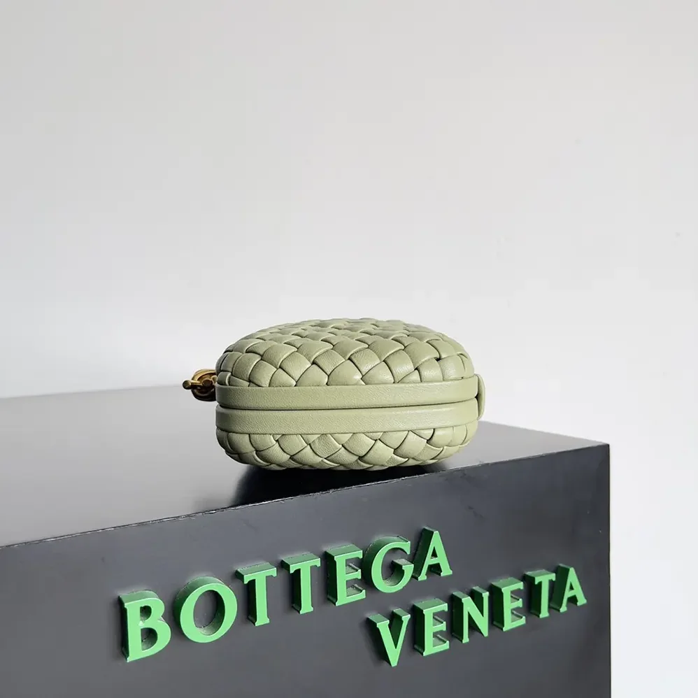 Bottega Veneta Knot Minaudière Clutch in Calfskin Leather for Women in Lime Bottega Veneta Knot Minaudière Clutch in Calfskin Leather for Women in Lime