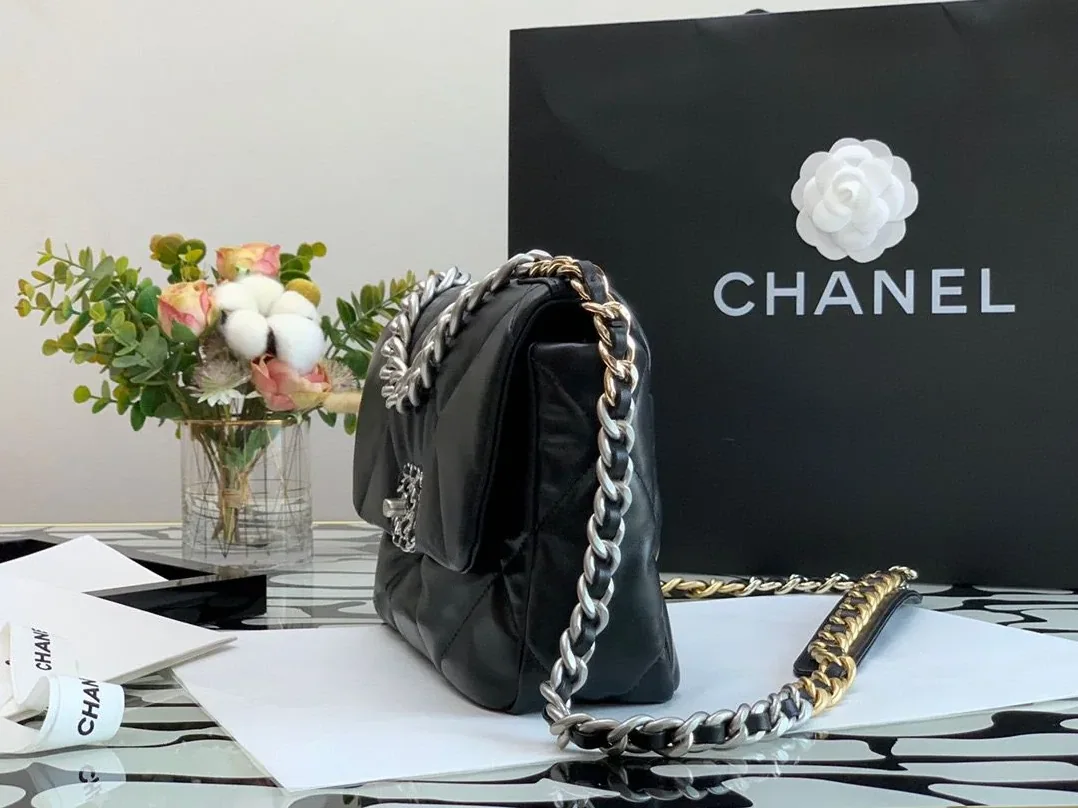 Chanel Flap Bag Crossbody in Black Chanel Flap Bag Crossbody in Black