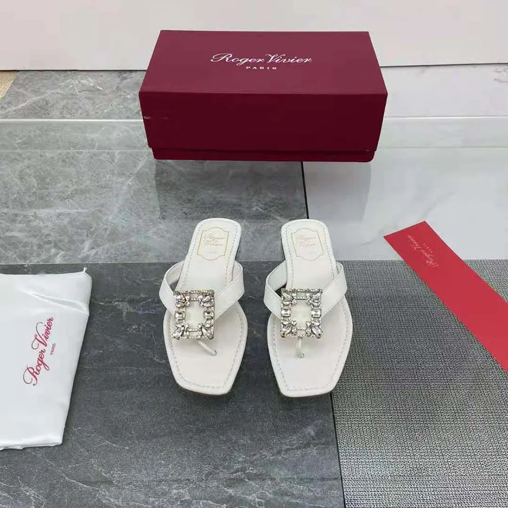 Roger Vivier Mini Broche Vivier Buckle Thong Mules in Leather for Women in White Roger Vivier Mini Broche Vivier Buckle Thong Mules in Leather for Women in White