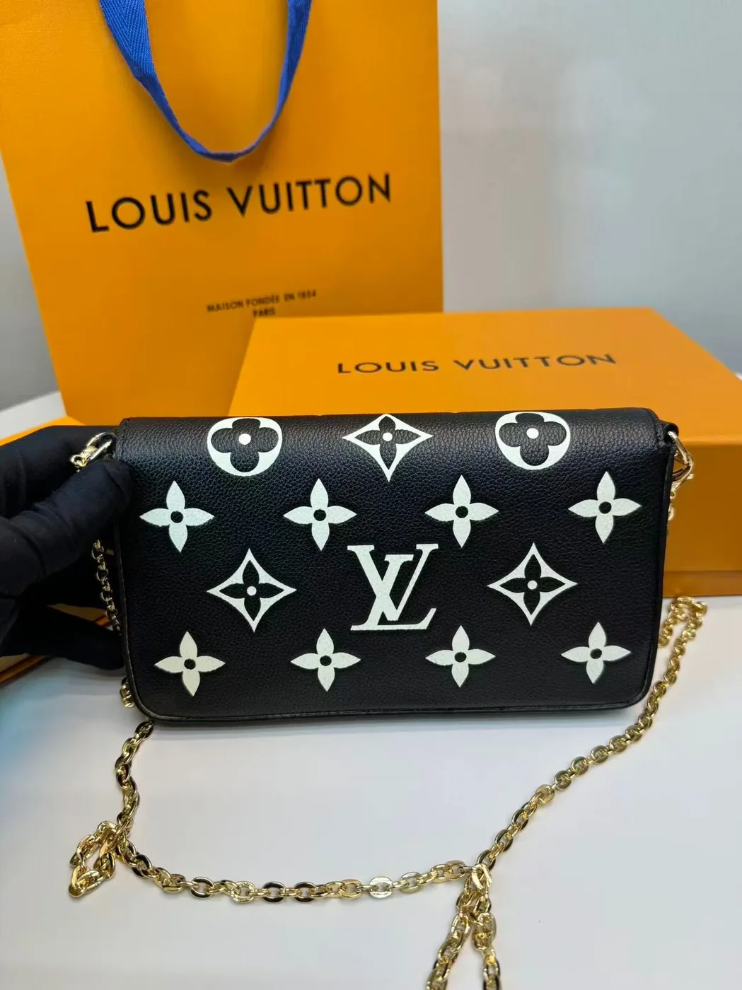 Louis Vuitton Pochette Felicie Shoulder Bag in Black/ Beige Gold Hardware Louis Vuitton Pochette Felicie Shoulder Bag in Black/ Beige Gold Hardware