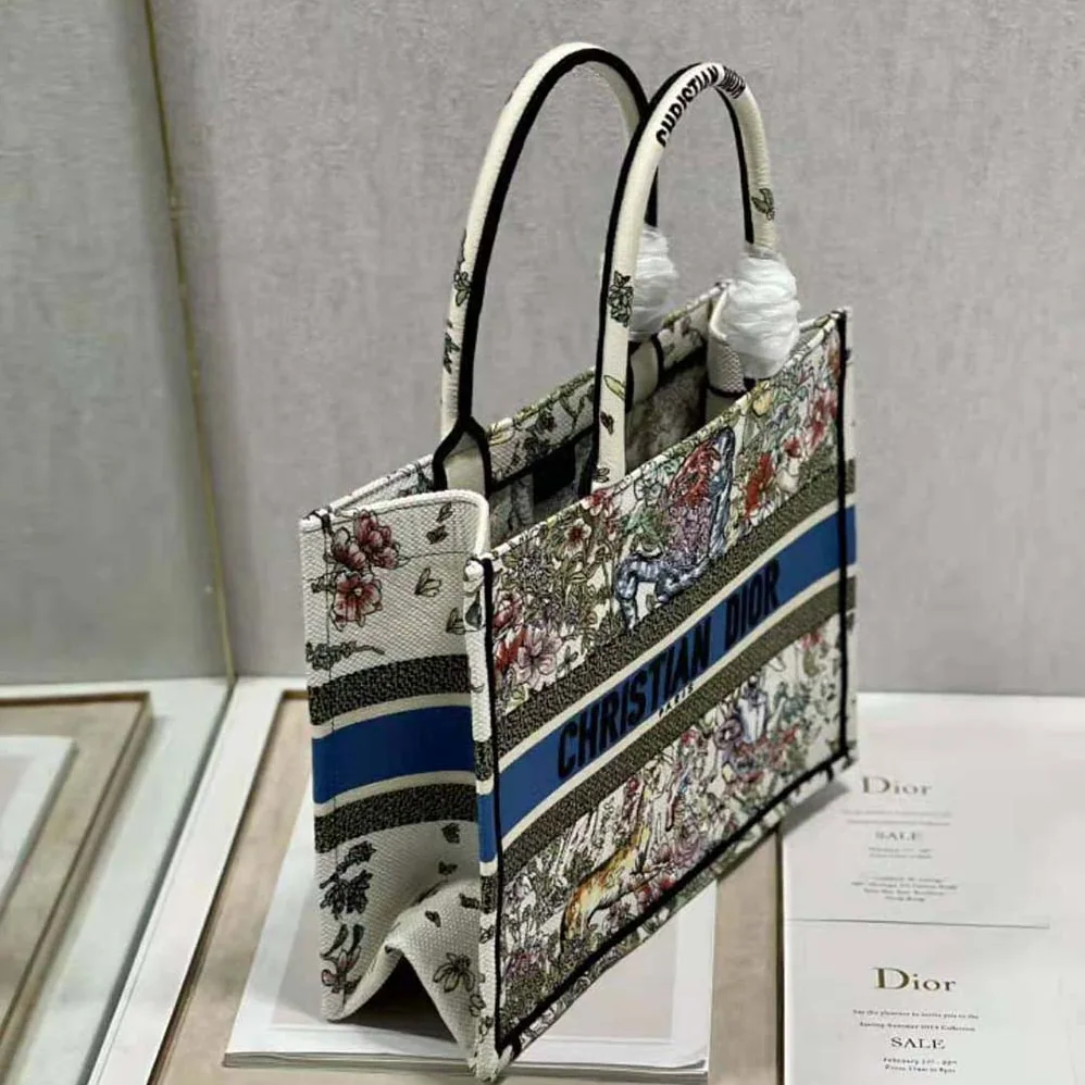 Dior Medium Dior Book Tote Latte D for Women in Constellation Embroidery Dior Medium Dior Book Tote Latte D for Women in Constellation Embroidery
