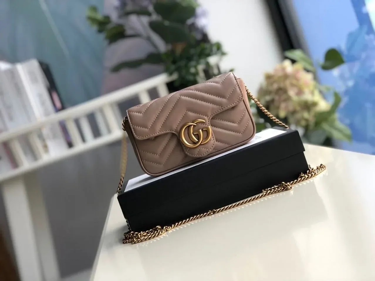 Gucci Marmont Matelassé Super Mini Bag Beige Matelassé Chevron / Gucci Marmont Matelassé Super Mini Bag Beige Matelassé Chevron /