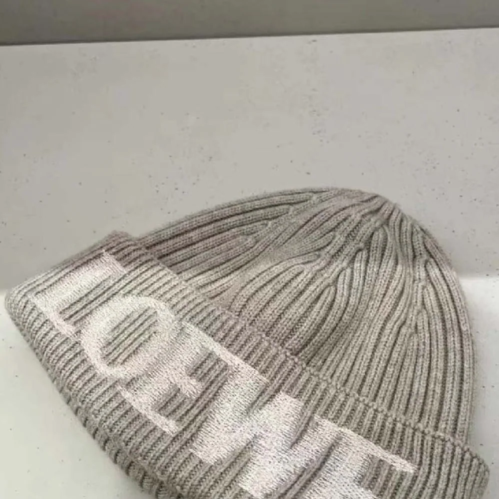 Loewe LOEWE Beanie in Wool for Unisex in Silver Loewe LOEWE Beanie in Wool for Unisex in Silver