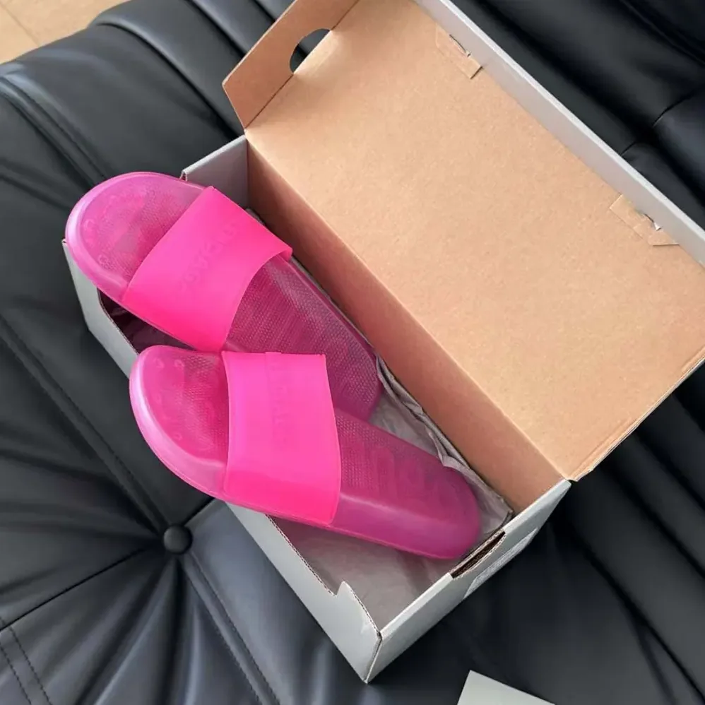 Balenciaga Pool Transparent Slide Sandal in Pink Rubber for Unisex Balenciaga Pool Transparent Slide Sandal in Pink Rubber for Unisex