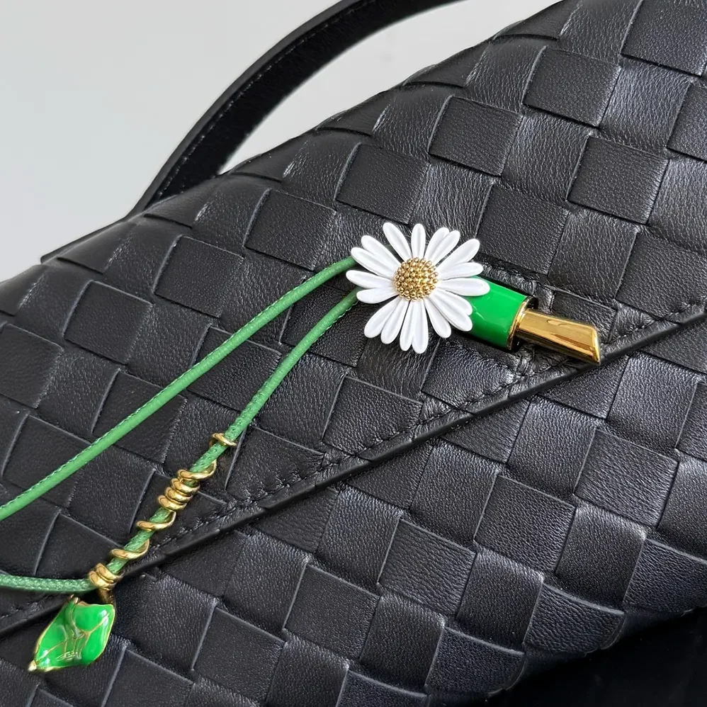 Bottega Veneta Andiamo Clutch in Calf Leather for Women Bottega Veneta Andiamo Clutch in Calf Leather for Women