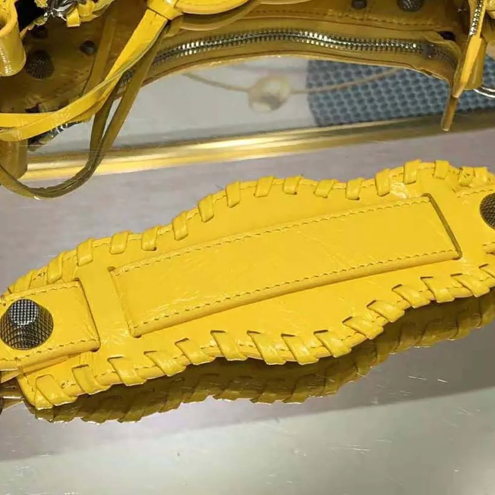 Balenciaga Le Cagole XS Shoulder Bag in Yellow for Women Balenciaga Le Cagole XS Shoulder Bag in Yellow for Women