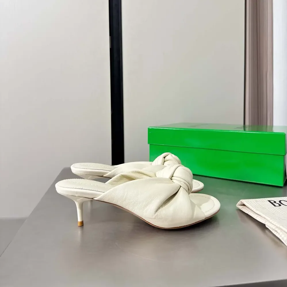 Bottega Veneta Cherry Mule in Supple Nappa Leather for Women in Alabaster Bottega Veneta Cherry Mule in Supple Nappa Leather for Women in Alabaster