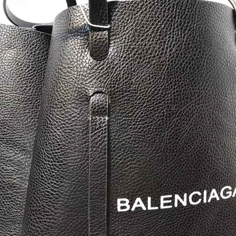 Balenciaga Everyday Tote M Calfskin with Handles in Black Balenciaga Everyday Tote M Calfskin with Handles in Black