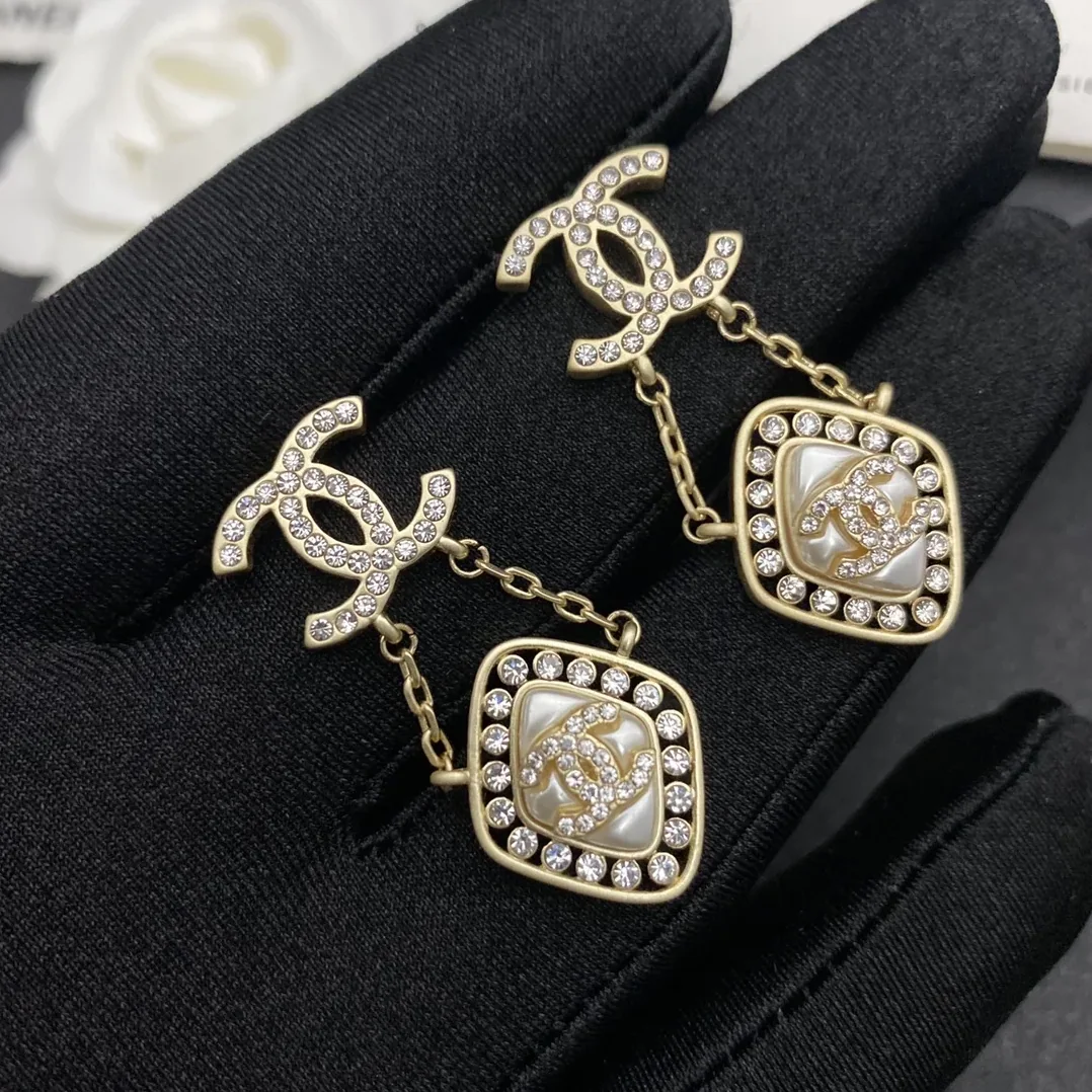 Chanel Small Twinkle Stone Border Rhombus Earrings Gold Tone Chanel Small Twinkle Stone Border Rhombus Earrings Gold Tone