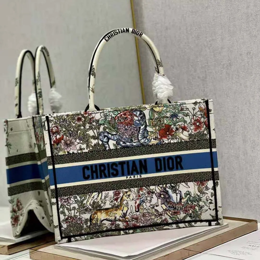 Dior Medium Dior Book Tote Latte D for Women in Constellation Embroidery Dior Medium Dior Book Tote Latte D for Women in Constellation Embroidery