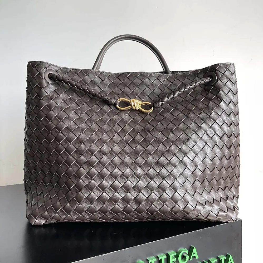 Bottega Veneta Large Andiamo in Lambskin Leather for Women in Chocolate Brown