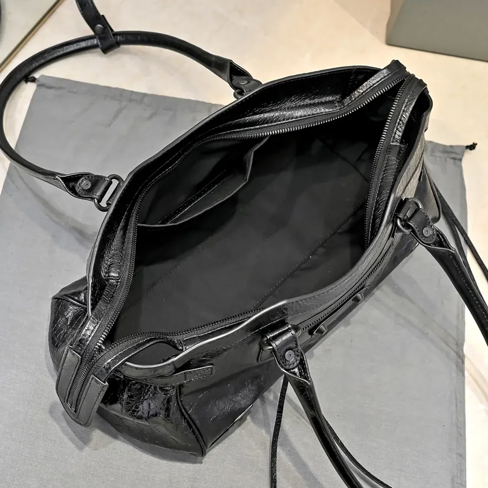 Balenciaga Le City Bag East for Women in West In Black