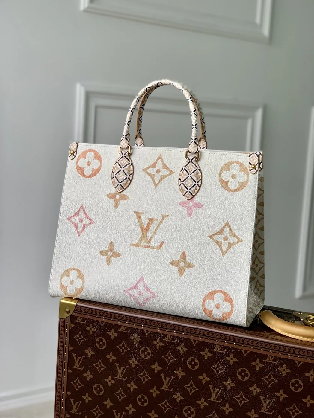 Louis Vuitton OnTheGo MM / 13.8 Inches Louis Vuitton OnTheGo MM / 13.8 Inches