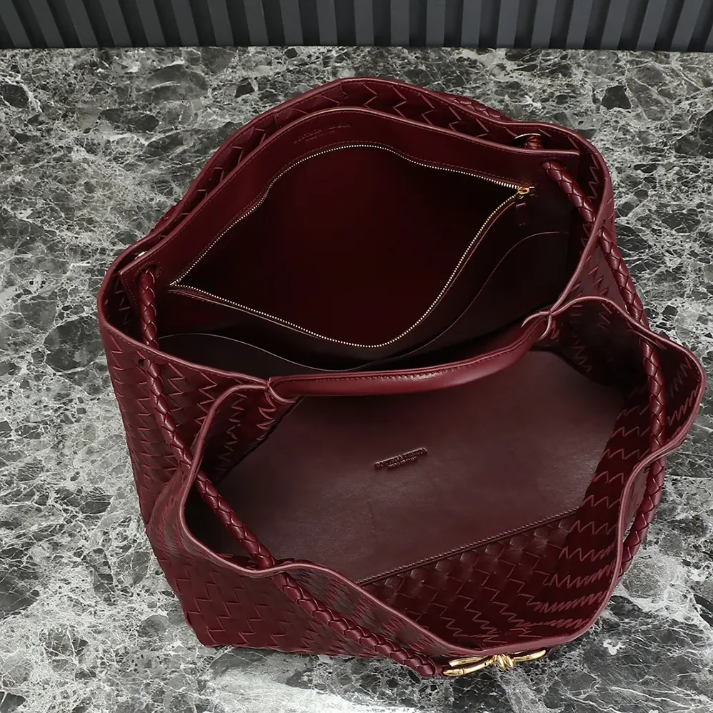 Bottega Veneta Large Andiamo in Lambskin Leather for Women in Maroon Bottega Veneta Large Andiamo in Lambskin Leather for Women in Maroon