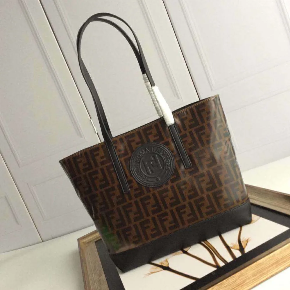 Fendi Shopping Logo Leather Shopper for Women in Black