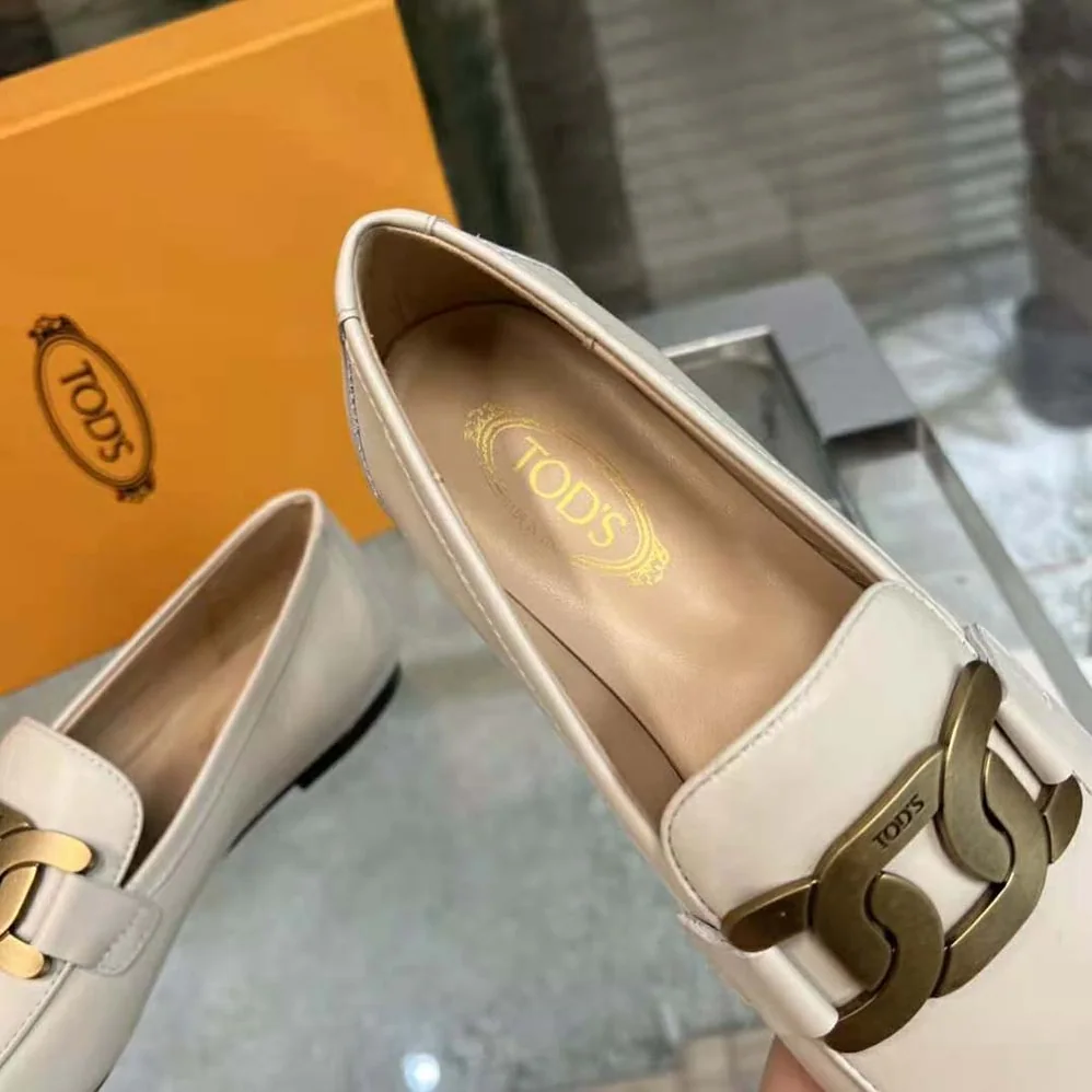 TODS Kate Loafers in Leather with A Metal Branded for Women in White TODS Kate Loafers in Leather with A Metal Branded for Women in White