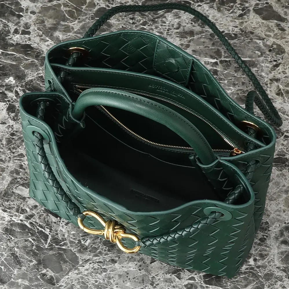 Bottega Veneta Medium Andiamo in Supple Intrecciato Leather for Women in Green