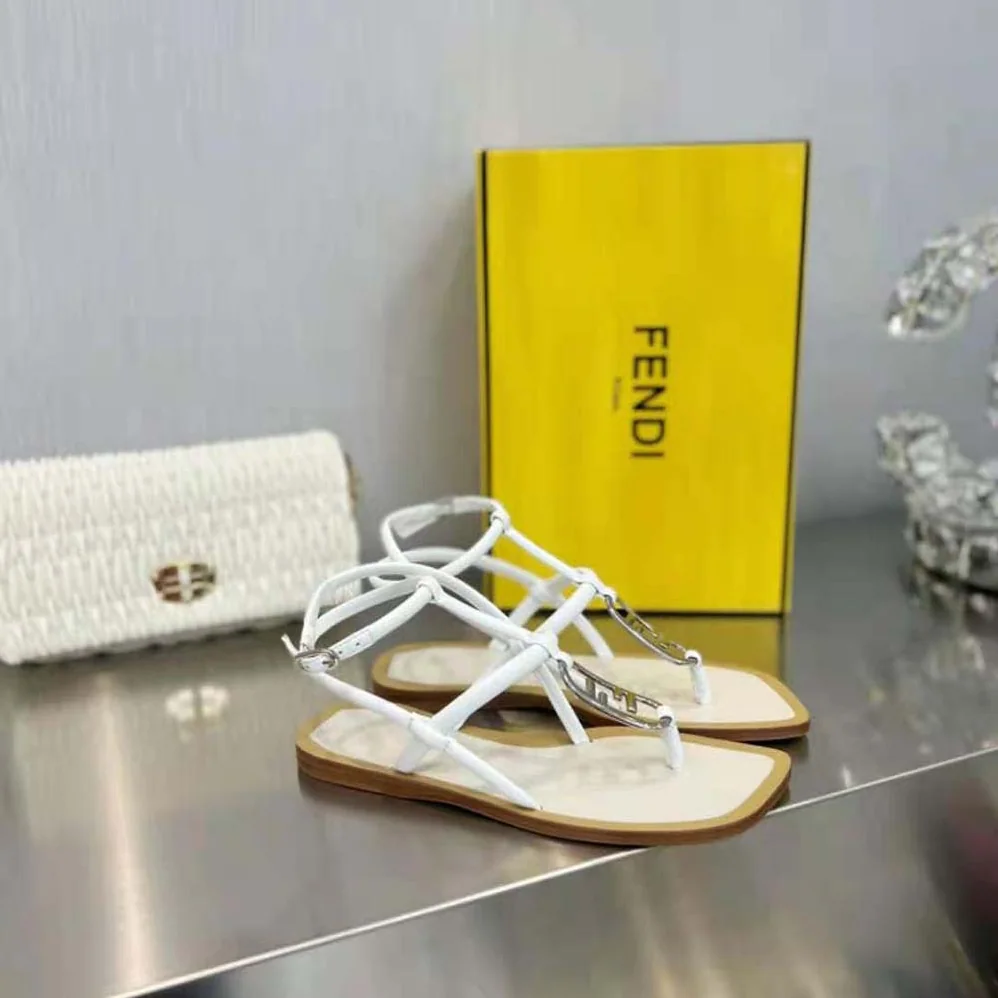 Fendi O Lock White Nappa Leather Thong Sandals for Women Fendi O Lock White Nappa Leather Thong Sandals for Women