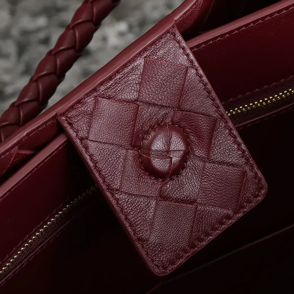 Bottega Veneta Large Andiamo in Lambskin Leather for Women in Maroon Bottega Veneta Large Andiamo in Lambskin Leather for Women in Maroon